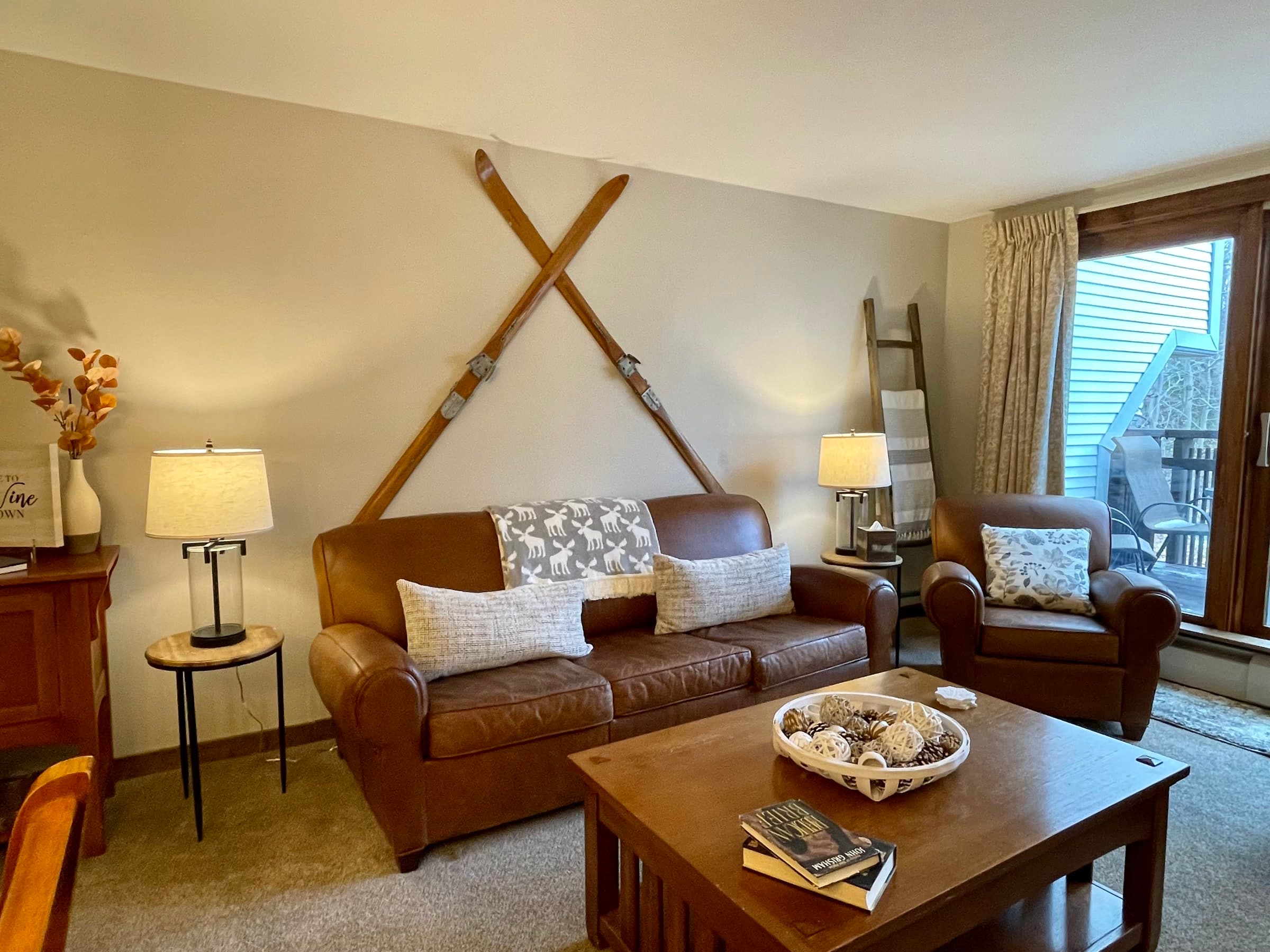 Living room with leather sofa and crossed skis